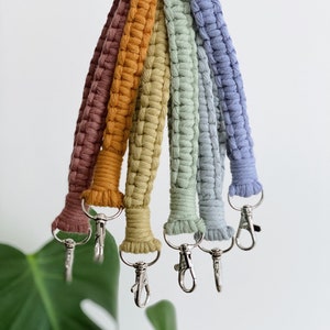 Llavero de macramé para la muñeca/Muñequeras de macramé bohemias/Llavero/Amuleto para bolso/Llavero hecho a mano/Amuleto para llave/Llavero personalizado con amuleto de letra