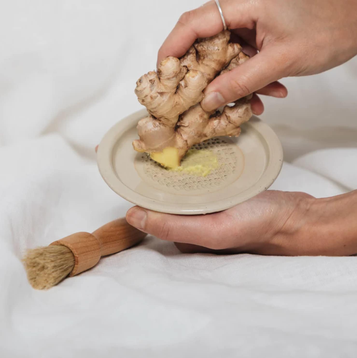 Assiette Râpe en Céramique, Râpe à ail et Gingembre avec Mini Brosse Râpe à  Gingembre en Porcelaine,Ustensiles de Cuisine pour Gingembre Ail Oignon  Épices Carottes : : Cuisine et Maison