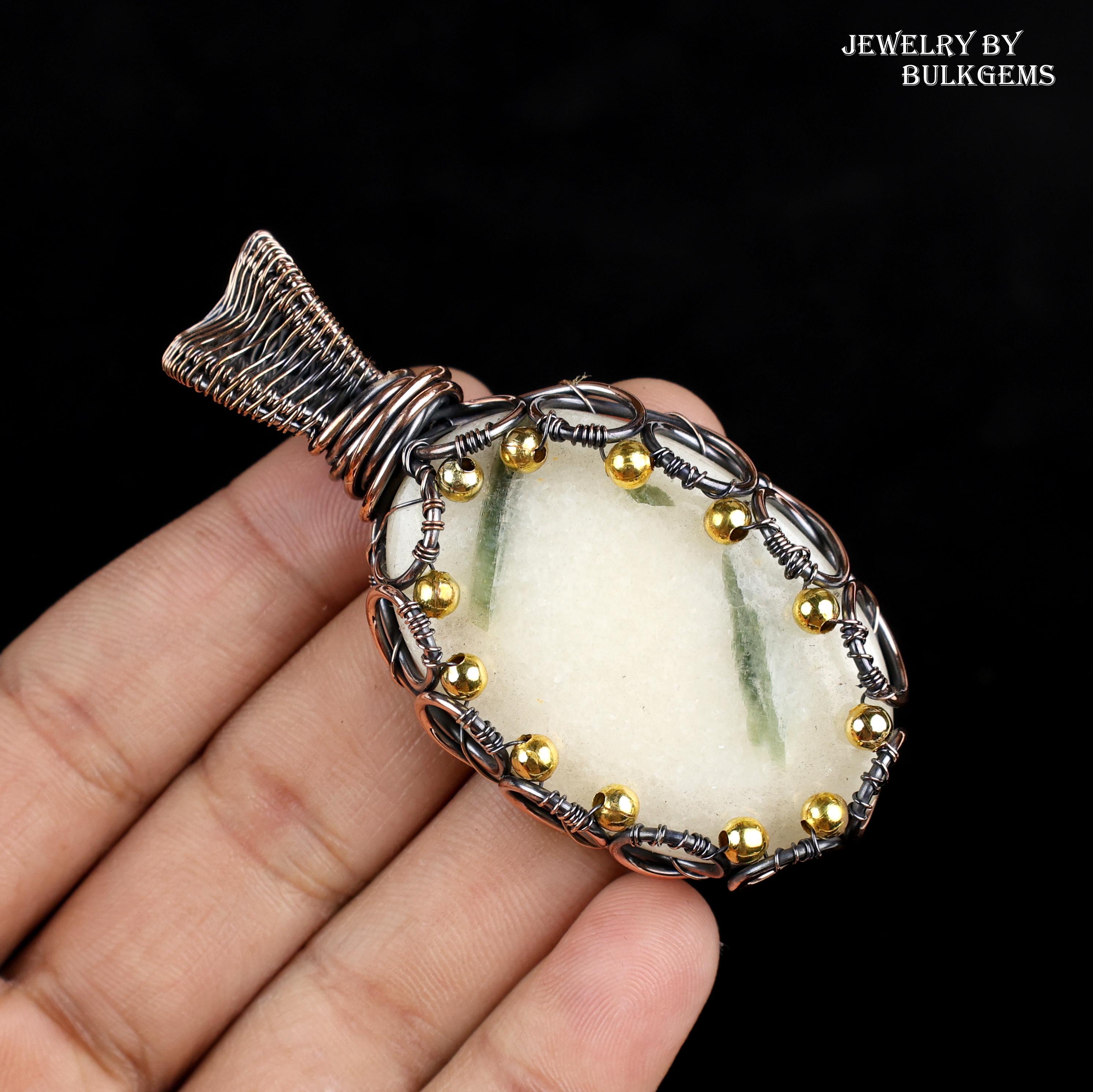 Pendentif tourmaline verte, pendentif enveloppé de fil de cuivre