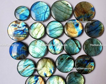 Puede incluir: Una colección de 16 piedras preciosas redondas de labradorita pulida. Las piedras son una mezcla de colores azules, verdes y dorados con destellos iridiscentes.