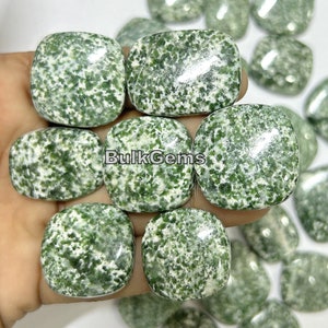 Könnte beinhalten: Eine Sammlung polierter, quadratischer Cabochons in grün und weiß gesprenkelt. Die Steine haben eine marmorierte Optik mit einem Mix aus hell- und dunkelgrün.