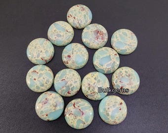 Könnte beinhalten: Eine Sammlung von 13 runden, blaugrünen Cabochons mit einem marmorierten Muster aus Braun und Weiß. Die Cabochons haben einen Durchmesser von etwa 2,5 cm.