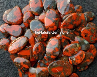 Op de afbeelding: Een verzameling van 30 natuurlijke rode en zwarte jaspis cabochons. De cabochons zijn ovaal en traanvormig en hebben een verscheidenheid aan patronen en kleuren. De cabochons zijn perfect voor het maken van sieraden of andere knutselprojecten.