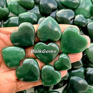 Grüne Jade-Herzen - Große Menge an grünen Jade-Herzen zur Herstellung von Schmuck und Dingen.