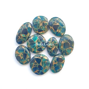 Puede incluir: Colección de nueve piedras preciosas pulidas de varias formas, incluyendo ovaladas y redondas. Las piedras presentan un patrón de mosaico de color turquesa, azul marino y dorado. El texto "Bulk Gems" es visible en una de las piedras.