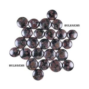 Może przedstawiać: Kolekcja okrągłych kamieni szlachetnych z ciemnoczerwonym i zielonym nakrapianym wzorem. Kamienie szlachetne ułożone są w skupisko na białym tle. Tekst "BULKGEMS" jest widoczny w dwóch miejscach.