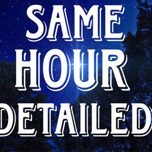 Puede incluir: Imagen digital con las palabras "SAME HOUR DETAILED" en blanco, delineadas en negro, sobre un fondo azul oscuro estrellado. El texto está en una fuente en negrita y estilizada.