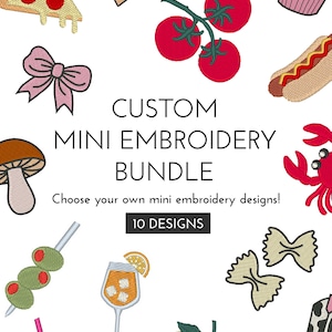 Puede incluir: Colecci&oacute;n de mini dise&ntilde;os bordados, que incluyen una porci&oacute;n de pizza, una magdalena, tomates, un lazo, una seta, un perrito caliente, un cangrejo, aceitunas, un c&oacute;ctel, limones, pasta y una bota de vaquero. El texto dice "CUSTOM MINI EMBROIDERY BUNDLE".