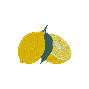 Può includere: Un limone giallo con un gambo e una foglia verdi, e una fetta di limone a metà con segmenti visibili.