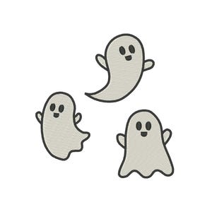Può includere: Tre disegni di fantasmi ricamati in grigio chiaro con contorni neri e facce sorridenti. I fantasmi hanno forme diverse, uno allungato e due con corpi arrotondati. Perfetto per i lavori manuali di Halloween.
