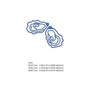 Puede incluir: Dos dise&ntilde;os de bordado de conchas de ostra azules sobre fondo blanco. Los tama&ntilde;os se enumeran como 50x37 mm, 70x52 mm y 90x67 mm. Los dise&ntilde;os est&aacute;n detallados con m&uacute;ltiples l&iacute;neas curvas, dando una apariencia texturizada.