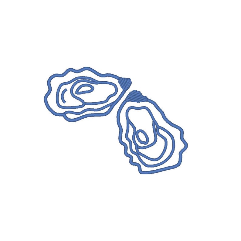 Puede incluir: Dos dise&ntilde;os bordados de conchas de ostra azules sobre un fondo blanco. Las conchas est&aacute;n detalladas con l&iacute;neas arremolinadas y los bordes tienen una apariencia arrugada. El bordado tiene un aspecto texturizado.