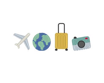 Può includere: Design ricamato a tema viaggio con un aereo azzurro, un globo con continenti blu e verdi, una valigia gialla con manico nero e una fotocamera turchese con obiettivo nero e bottone rosso. Su sfondo bianco.