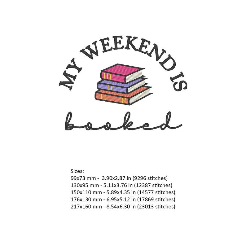 Op de afbeelding: Een kleurrijke illustratie van een stapel boeken met de tekst "MY WEEKEND IS booked" boven de boeken. De afbeelding bevat maten in inches en millimeters met het aantal steken voor elke maat.