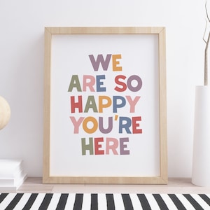 Estamos tan felices de que estés aquí impreso, cartel de cita motivacional positiva, arte de pared imprimible en el aula, colores boho DESCARGA INSTANTÁNEA