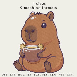 Peut inclure: Illustration de dessin animé d'un capybara brun tenant une tasse de thé avec des tranches de citron. L'image comprend le texte "4 tailles" et "9 formats de machine". Le motif de broderie est dans divers formats.