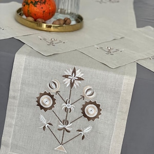 Beige kersttafelloper met servetten - traditioneel kerstdecor - linnen loper