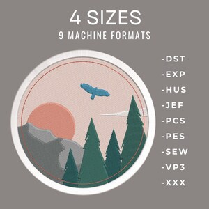 Peut inclure: Un motif de broderie rond représentant une chaîne de montagnes, un soleil couchant, un oiseau en vol et une forêt de pins. Le motif est disponible en 4 tailles et 9 formats de machine : DST, EXP, HUS, JEF, PCS, PES, SEW, VP3 et XXX.