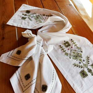 刺繍入りリネンテーブルクロスセット、冬のキャロラーデザイン