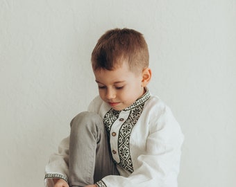 Jungen Leinenhemd mit Ukrainischer Stickerei, authentisches Vyshyvanka Sorochka für Kinder, traditionelles volkstümliches Oberteil