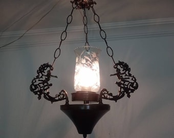 Lámpara colgante rococó de latón francés antiguo con forma de querubín y ángel en estilo vintage desgastado.