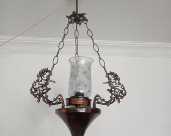 Lámpara colgante rococó de latón francés antiguo con forma de querubín y ángel en estilo vintage desgastado.