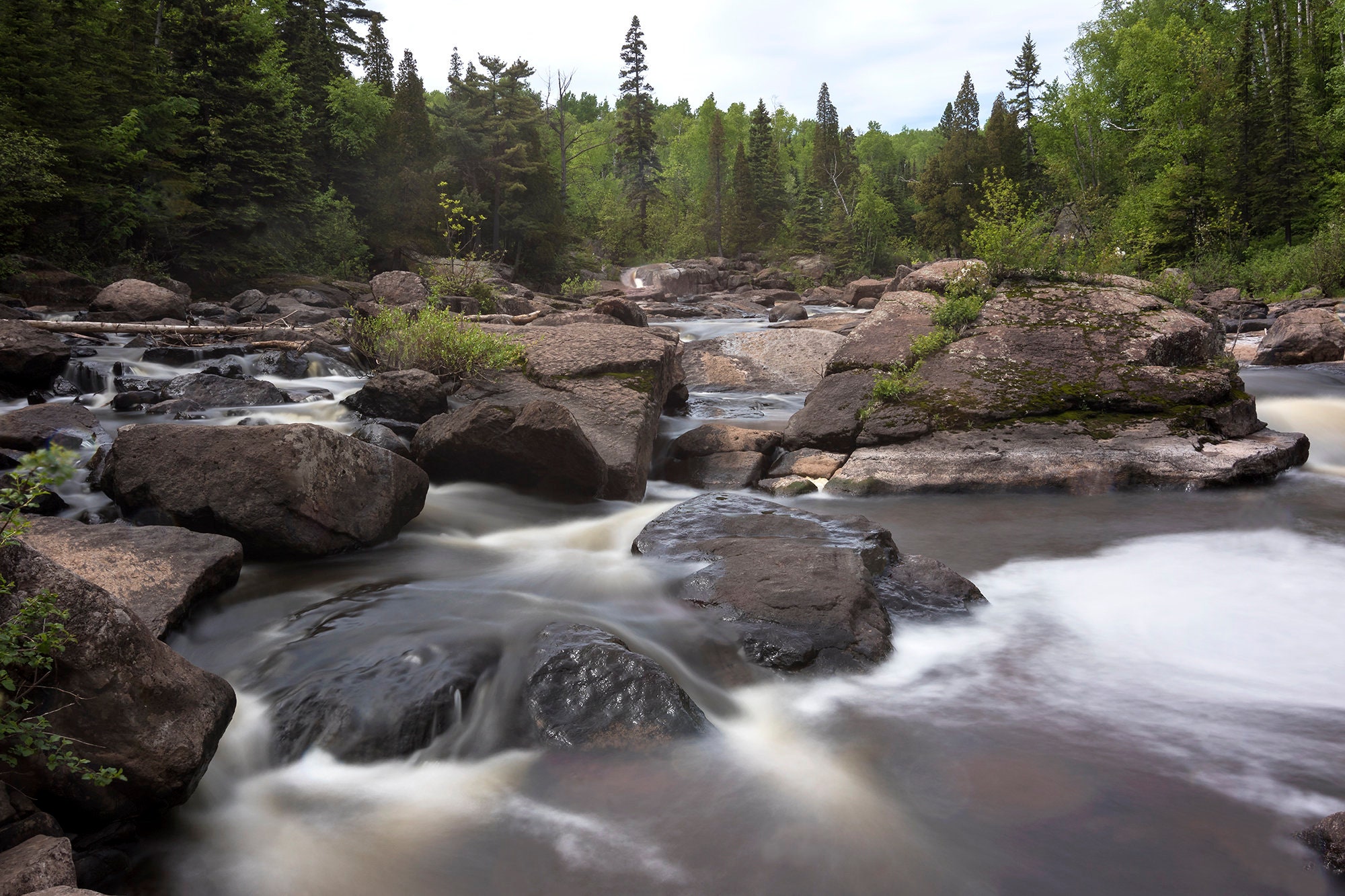 Rapids of shallow river in tree shadow 4k video, image size:2000x1333