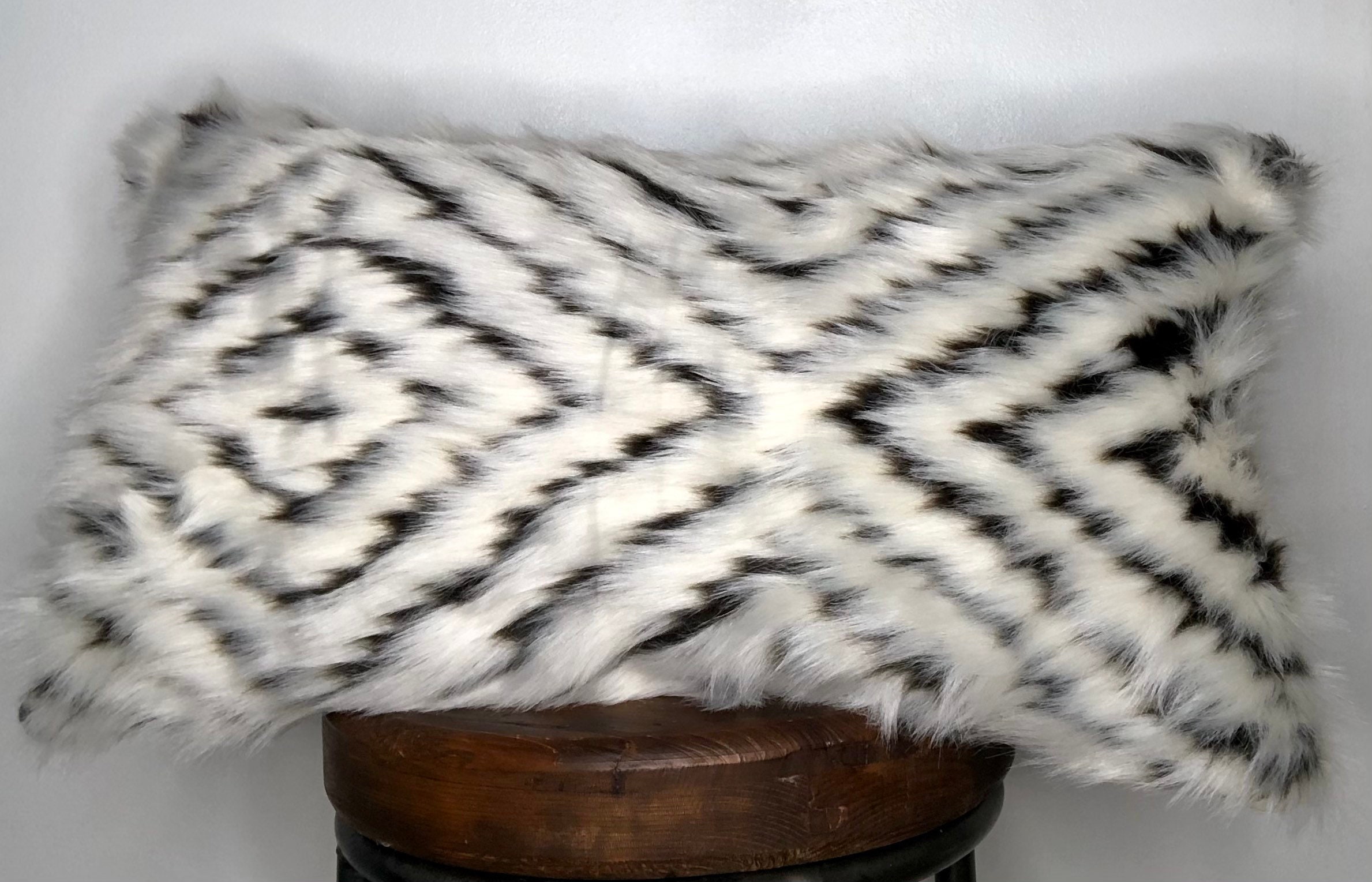 Accent Faux Fur White and Black Throw Pillow Cover / Cojín de Etsy