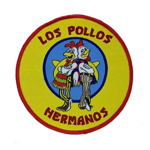 Pode incluir: Um remendo circular amarelo e vermelho com o texto "Los Pollos Hermanos" em uma fonte vermelha e amarela. O centro do remendo apresenta um círculo azul com dois frangos de desenho animado se abraçando.
