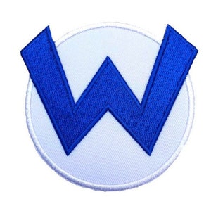 Op de afbeelding: Een witte ronde patch met een blauwe geborduurde letter W.
