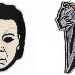 Op de afbeelding: Twee geborduurde strijkpatches. De eerste patch is een wit gezicht met zwart haar en ogen, en een zwarte omtrek. De tweede patch is een zwart en oranje figuur met een mes, en een zilveren omtrek.