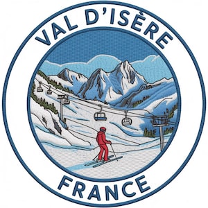 Peut inclure: Écusson brodé représentant un paysage de montagne enneigé avec un skieur en rouge, des remontées mécaniques et le texte "VAL D'ISERE FRANCE" dans un design circulaire. L'écusson est bleu et blanc.