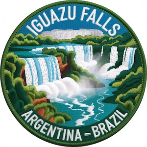 Può includere: Toppa ricamata circolare raffigurante le cascate dell'Iguazú. La toppa presenta il testo "IGUAZU FALLS" e "ARGENTINA - BRAZIL". Il design include un cielo blu, fogliame verde e cascate bianche e blu, con un bordo verde.