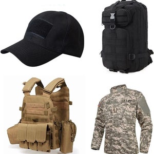 Peut inclure: Un ensemble d'&eacute;quipement tactique comprenant un sac &agrave; dos noir, une casquette de baseball noire avec un patch velcro, un gilet tactique beige avec plusieurs poches et une veste camouflage avec le texte "U.S. ARMY" sur la manche gauche.