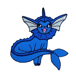 Peut inclure: Patch brodé bleu en forme de Pokémon aquatique de dessin animé avec une nageoire et une grande nageoire sur la tête.