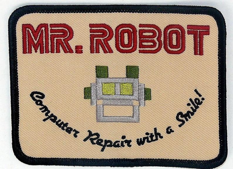 K&ouml;nnte beinhalten: Gestickter Aufn&auml;her mit dem Schriftzug "MR. ROBOT" in roten, umrandeten Buchstaben und einem pixeligen Roboterdesign. Der Satz "Computer Repair with a Smile!" ist darunter gebogen. Der Aufn&auml;her hat einen beigen Hintergrund und einen schwarzen Rand.