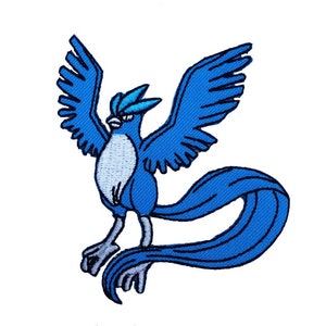 Peut inclure: Patch brodé bleu et blanc représentant un personnage de Pokemon ressemblant à un oiseau avec une longue queue et des ailes.