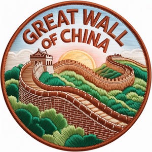 Peut inclure: Écusson brodé représentant la Grande Muraille de Chine. Le design circulaire montre le mur serpentant à travers un paysage de collines et d'arbres verts, avec un soleil levant. Les mots "GREAT WALL OF CHINA" sont inscrits en arc de cercle en haut.