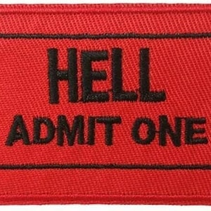 Op de afbeelding: Rode stoffen patch met zwarte stiksels met de tekst "HELL ADMIT ONE" en het nummer "666" aan beide kanten.