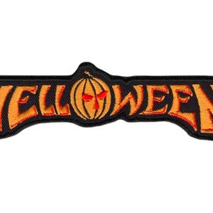 Puede incluir: Un parche bordado naranja y negro con la palabra "HELLOWEEN" en una fuente estilizada. Una calabaza de Halloween está centrada entre las palabras.