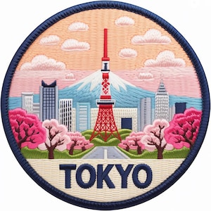 Può includere: Toppa ricamata raffigurante il paesaggio urbano di Tokyo con la Tokyo Tower, il Monte Fuji e fiori di ciliegio. Il design include un bordo blu e la scritta "TOKYO" in blu navy.