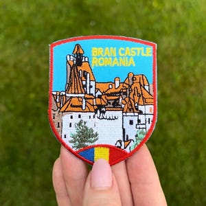 Bran Castle Rumänien Tygmärke (3,1 tum) Broderat Stryk- eller Sy-på-märke Balkanresor Europeisk Sightseeing Ryggsäck, Mössa, Hatt Gåva Tygmärken