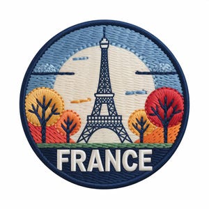 Op de afbeelding: Geborduurde patch met de Eiffeltoren in Parijs, Frankrijk. Het ontwerp bevat gestileerde bomen in herfstkleuren, een blauwe lucht en het woord "FRANCE" in witte blokletters. De patch heeft een donkerblauwe rand.