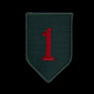 Op de afbeelding: Een donkergroene patch met een rood geborduurd nummer "1" in het midden. De patch heeft een gestikte rand.