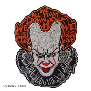 Op de afbeelding: Geborduurde strijk-patch met een dreigend clown-gezicht met rood haar en een rode neus. De clown wordt omringd door de tekst "We All Float Down Here" in oranje letters. De patch is 3,5 inch bij 3 inch, of 90 mm bij 75 mm.