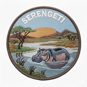 Può includere: Toppa ricamata circolare raffigurante un paesaggio del Serengeti. Presenta un ippopotamo nell'acqua, un sole al tramonto e la scritta "SERENGETI". La toppa ha un bordo marrone e raffigura una savana.