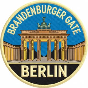 Op de afbeelding: Geborduurde patch met de Brandenburger Tor in Berlijn. Het ontwerp bevat de tekst "BRANDENBURGER GATE" in een boog, met "BERLIJN" onderaan. De patch heeft een blauwe achtergrond met gouden en zwarte accenten.