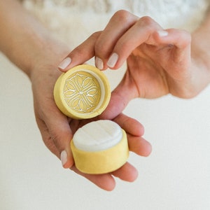 Coffret à alliances personnalisé en velours jaune et crème pour alliances
