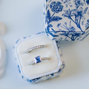 Wildflowers - neues Muster, Ringkästchen achteckig blau und weiß, Blumenmuster toi