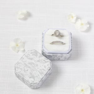 Speciale scatola per anelli BAROQUE in bianco e crema con velluto